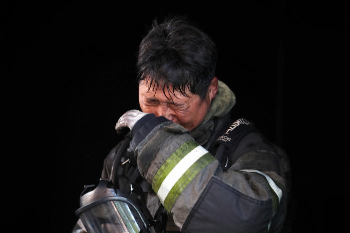 82육상훈련대대 관찰관 이영재 상사가 화재진화훈련 후 땀을 닦고 있다.