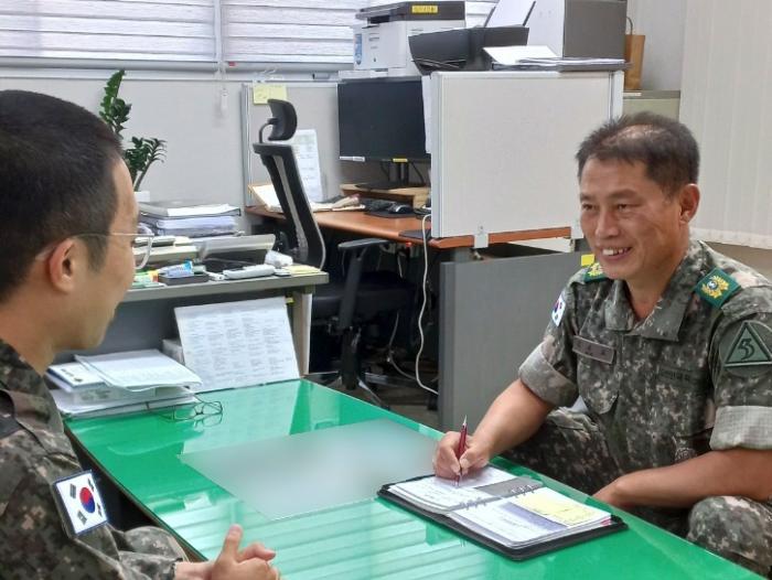  육군53보병사단 범서1읍대 김승교(오른쪽) 예비군지휘관이 상근예비역 용사를 상담하며 격려하고 있다.   

 사진 제공=윤지훈 대위