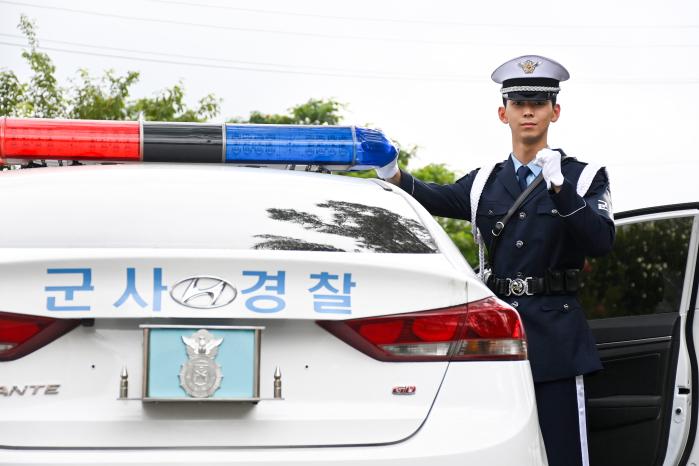 군 생활 마지막까지 전우와 함께하겠다는 일념으로 전역 전 휴가 33일을 반납한 공군18전투비행단 군사경찰대대 황동성 병장.  사진 제공=한창현 하사