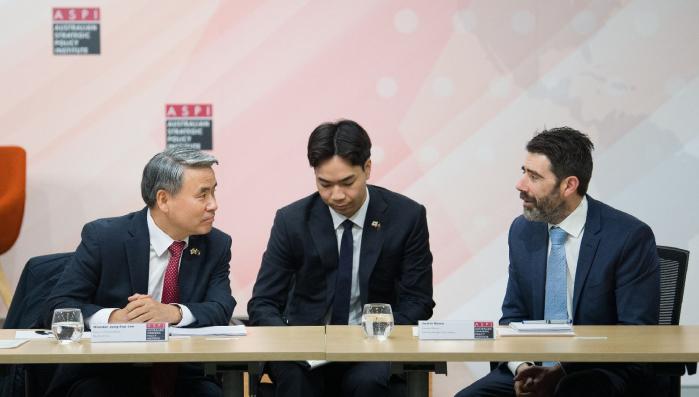 이종섭 국방부 장관이 4일(현지 시간) 호주 캔버라에서 호주 싱크탱크인 호주전략정책연구소(ASPI)를 방문해 저스틴 바시(Justin Bassi) 호주전략정책연구소장과 한반도 및 인태지역 안보 정세에 대해 의견을 나누고 있다. 국방부 제공