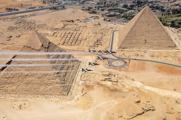 공군특수비행팀 블랙이글스가 이집트 기자 피라미드 지구 상공에서 외국 공군으로는 최초로 에어쇼를 펼치고 있다.  