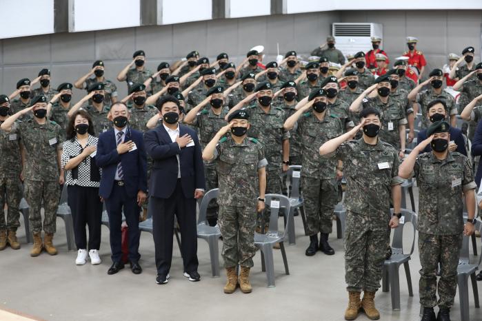 이두희(중장) 1군단장 주관으로 진행된 1보병사단 수색대대의 리멤버 804 결의대회에서 하재헌 예비역 중사, 김정원 중사 등 참석자들이 국기에 대한 경례를 하고 있다.