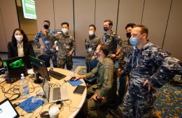 글로벌 센티널 2022에 참가한 한국 민·군 합동팀이 뉴질랜드·호주 팀원들에게 우주 위험 훈련 상황을 설명하고 있다.  합참 제공