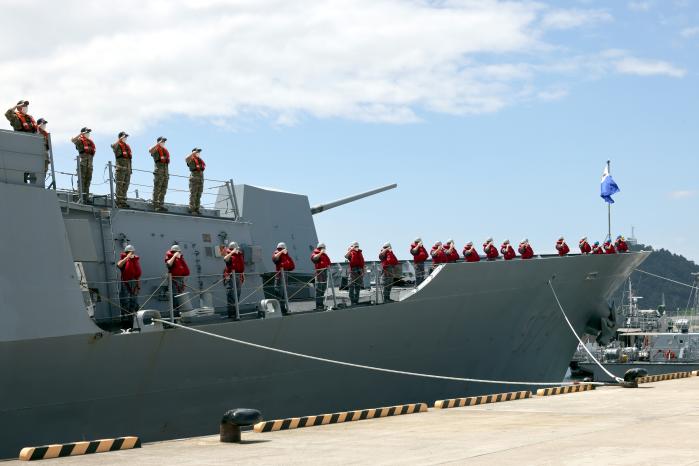 청해부대 38진 임무를 수행하는 강감찬함 장병들이 지난 5일 부산 해군작전기지에서 열린 환송식에서 거수경례를 하고 있다.   양동욱 기자