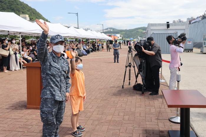 지난 5일 부산 해군작전기지에서 열린 청해부대 38진 환송식에서 강동훈 해군작전사령관과 가족들이 장병들을 환송하고 있다.  양동욱 기자