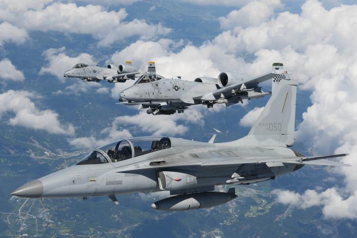 지난 1~5일 진행된 쌍매훈련에서 공군 FA-50(오른쪽 첫째)과 미 공군 A-10 항공기 2대가 연합 편대비행을 하고 있다.  사진 제공=권형 상사