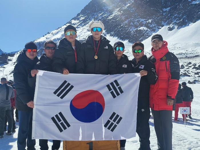 국군체육부대 조용진(왼쪽 넷째) 상병과 이종민(왼쪽 셋째) 상병이 지난 5일(현지시간) 칠레 산티아고 로바르네치아에서 열린 세계군인바이애슬론선수권대회 10㎞ 스프린트에서 나란히 1·2위를 차지했다.  부대 제공