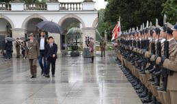 폴란드를 공식 방문 중인 김진표 국회의장이 6일(현지시간) 폴란드 바르샤바 무명용사의 묘를 찾아 헌화·참배를 위해 이동하고 있다.  연합뉴스