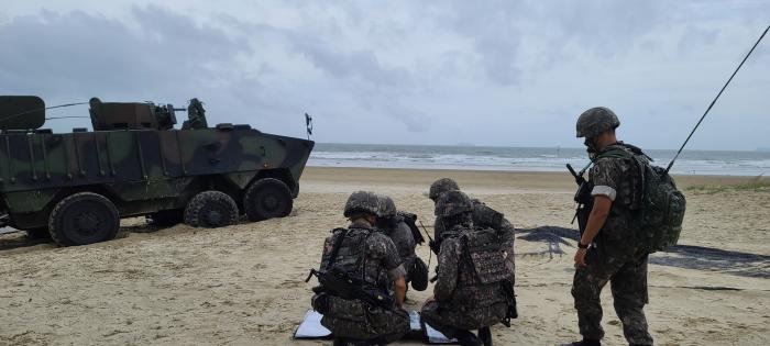 육군32보병사단 장병들이 9일 충남 태안·보령 지역 일대에서 대상륙작전 및 지속지원 야외기동훈련을 펼치고 있다.  부대 제공 