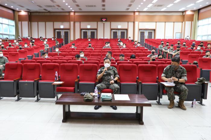 육군73보병사단이 10일 부대 대강당에서 개최한 ‘훈련 또 훈련하는 부대’ 교육훈련 발전 세미나에서 고영준(준장·가운데) 사단장이 모두발언을 하고 있다.  부대 제공