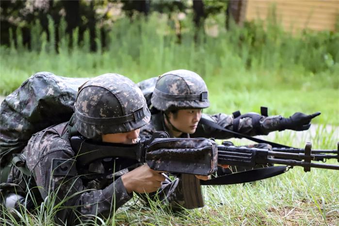 육군 부사관학군단 후보생들이 하계입영훈련에서 분대전투 훈련을 하고 있다.  사진 제공=김현성 중위