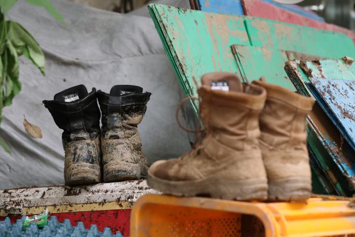 대민지원에 나선 육군특수전사령부 독수리여단 장병들의 흙 묻은 군화.