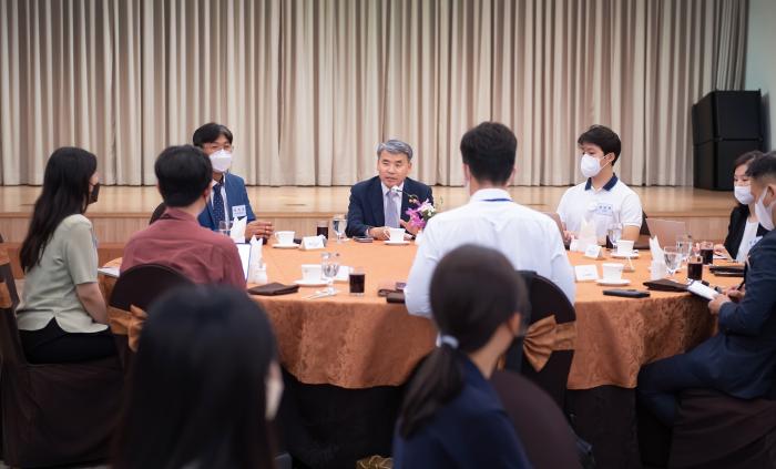 이종섭 국방부 장관이 11일 국방컨벤션에서 열린 출입기자 간담회에 참석해 기자들과 질의응답을 하고 있다. 이 장관은 이 자리에서 북한 도발 시 강력한 대응방향 등을 설명했다.  국방부 제공