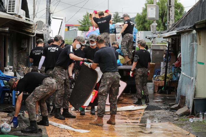 
다 함께 힘 모아…

송파구 장지동 화훼마을로 대민지원에 나선 육군52·56사단 장병들이 집기들을 트럭으로 옮기고 있다.