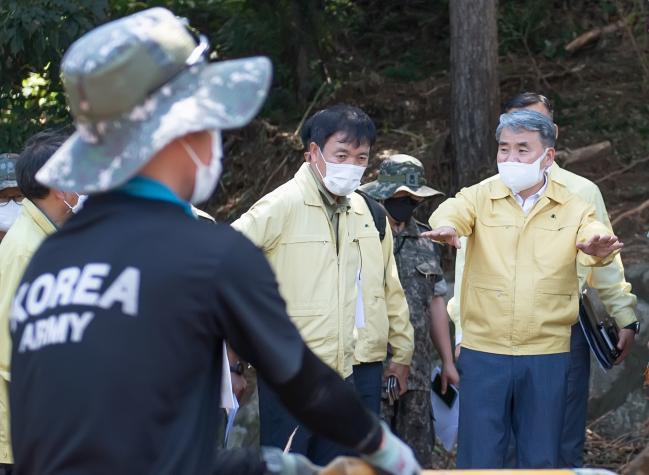 이종섭(맨 오른쪽) 국방부 장관이 지난 12일 서울 지역 수해복구 현장을 살펴보고 있다.이 장관은 이 자리에서 복구에 나선 장병들을 격려하고, 총력 지원을 지시했다. 국방부 제공