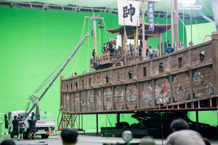 영화 ‘한산: 용의 출현’ 제작 장면. 제작진은 다양한 전투 장면을 찍기 위해 강릉 스피드스케이팅경기장을 실내 세트장으로 만들었다.  사진=롯데엔터테인먼트