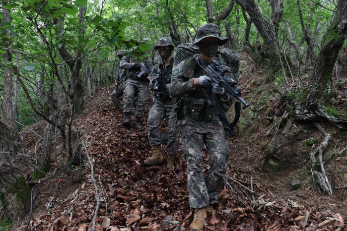 육군7보병사단 수색대대 장병들이 지난 11일 실시한 산악침투 훈련에서 은밀히 목표 장소로 향하고 있다. 
 부대 제공
