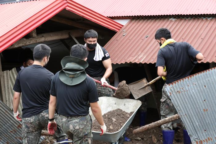 광복절인 15일 충남 부여군 은산면 일대에 투입된 육군32보병사단 장병들이 집안으로 쏟아져 들어온 토사를 치우고 있다.  조종원 기자