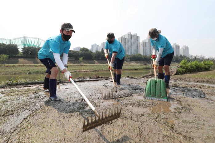 지난 12일 서울 금천구 안양천에서 공군3여단 장병들이 시설물을 정리하고 있다.  김병문 기자