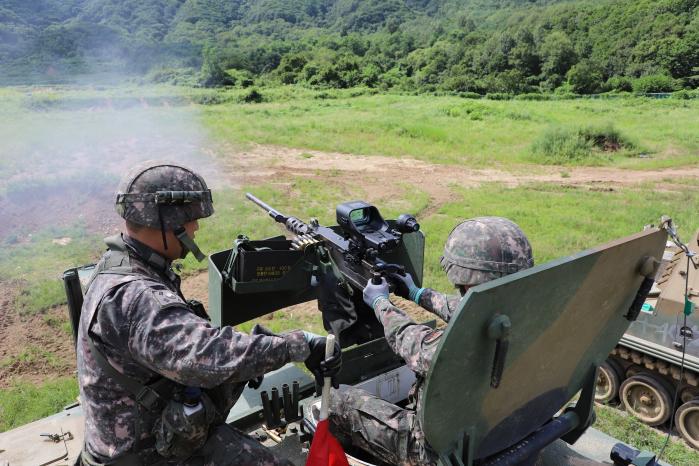 육군3포병여단 장병들이 궤도장비 거치 공용화기 실사격 훈련을 하고 있다.  부대 제공