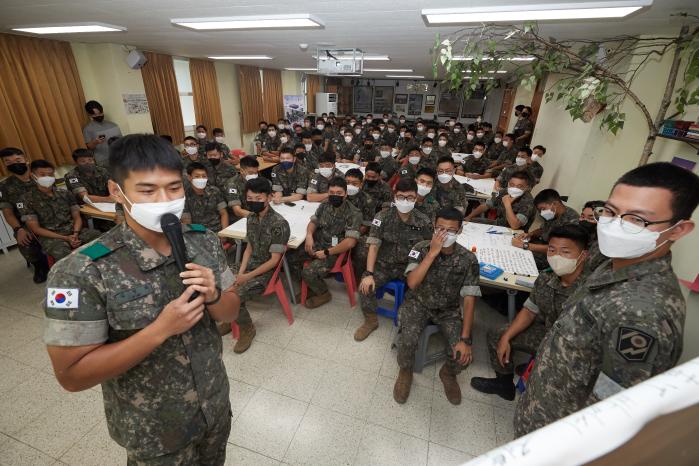 전우들 앞에서 양양·간성 진격전을 설명하고 있다.