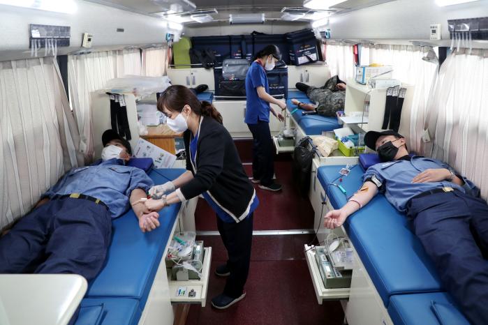 17일 경남 창원시 해군교육사령부 기술행정학교에서 장병들이 사랑의 헌혈 행사에 참여하고 있다. 
 김병문 기자