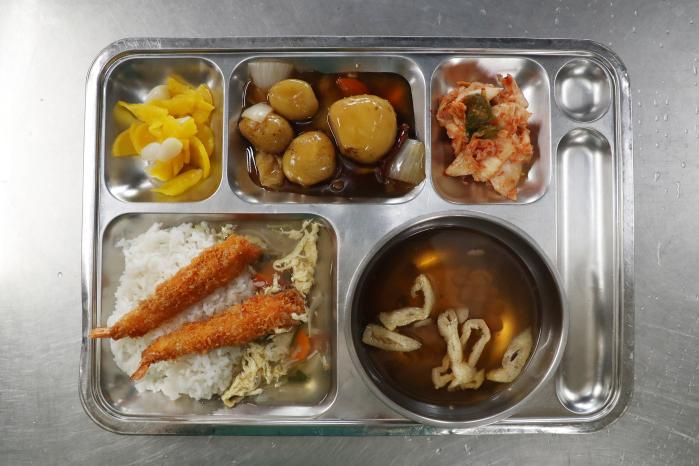 왼쪽 코너의 새우튀김 덮밥 메뉴.