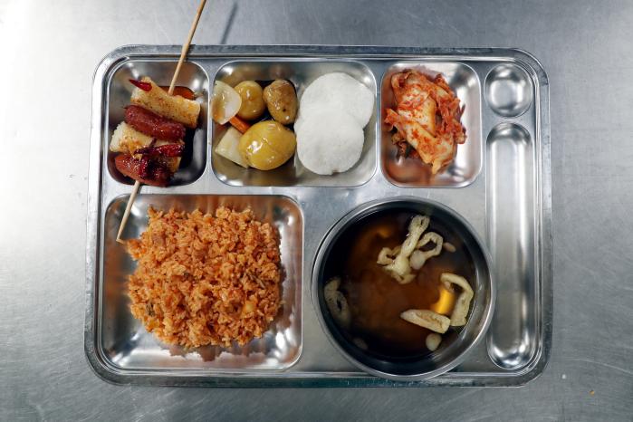 오른쪽 코너의 깍두기 볶음밥 메뉴.