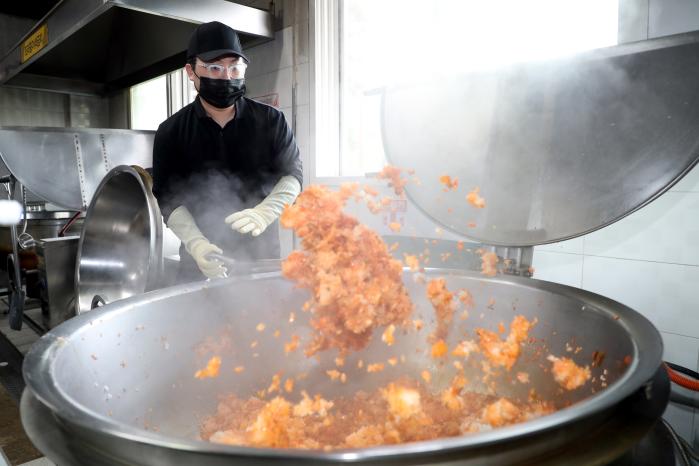 민간업체 조리사가 능숙한 솜씨로 깍두기 볶음밥을 만들고 있다.