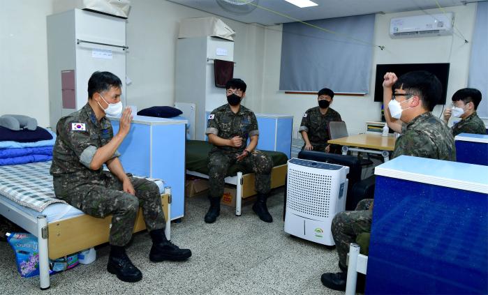 공군방공관제사령부가 사건·사고 예방과 병영문화 혁신을 위해 출범시킨 ‘빅 이어’팀 김선하(대령·맨 왼쪽) 참모장이 예하 부대에서 장병들과 이야기를 나누고 있다.  사진 제공=한범희 원사(진)