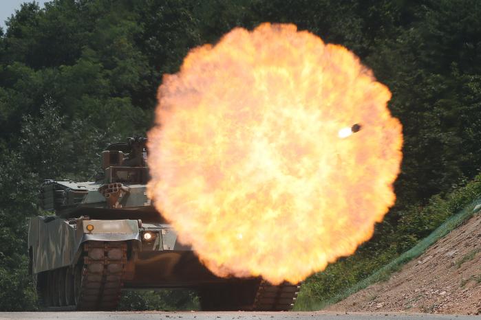 육군102기갑여단 불사조대대가 22일 강원도 고성군 일대에서 펼친 전차포 사격 훈련에서 K1E1 전차가 불꽃을 내뿜으며 포탄을 발사하고 있다. 