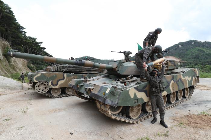 K1E1 전차에 탄약을 적재하는 모습.