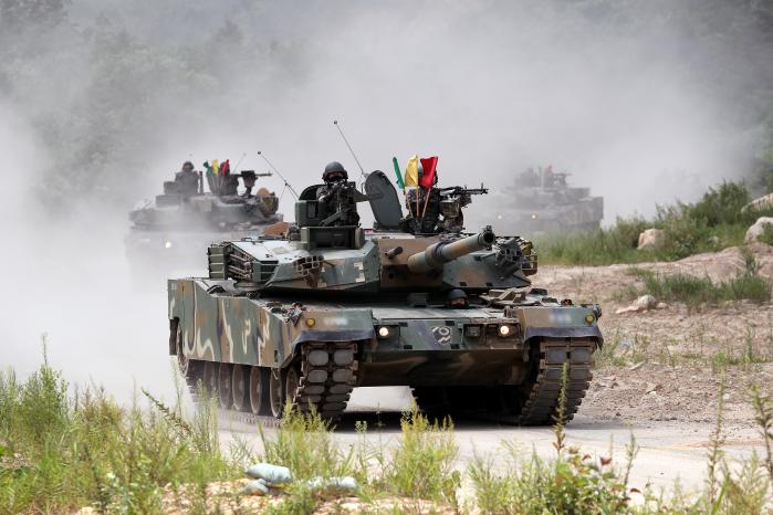 사격을 위해 기동하는 K1E1 전차.