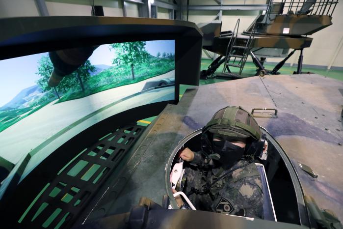 시뮬레이터 모의 훈련을 하는 장병들.