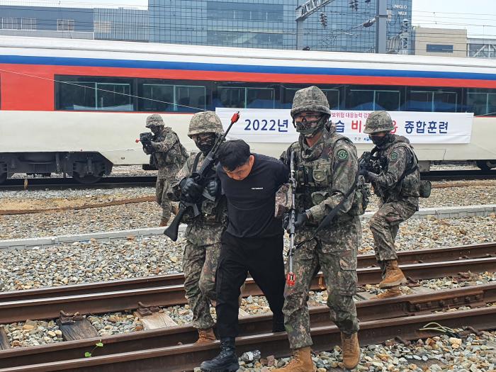 육군50보병사단 장병들이 대구도시철도공사 폭탄 테러 대응 훈련에서 적 특작부대원을 제압해 이동하고 있다.