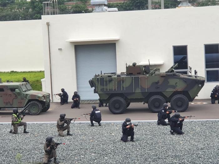 육군53보병사단 장병들이 한국석유공사 울산지사 폭파 상황 대응 훈련에서 적 특작부대원들을 수색하고 있다.