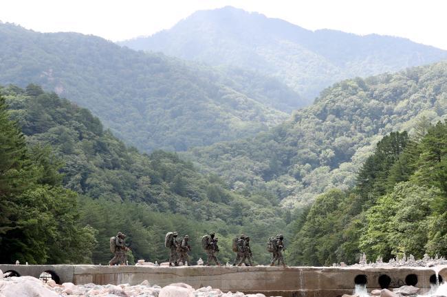 육군3군단 특공연대 장병들이 23일 태백산맥 종주 산악침투훈련 중 설악산국립공원 탐방로를 행군하고 있다.