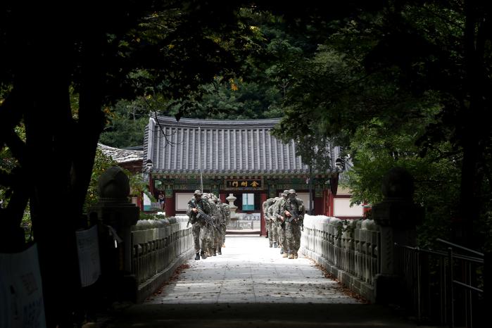 장병들이 설악산 백담사 앞 다리를 줄지어 건너고 있다.