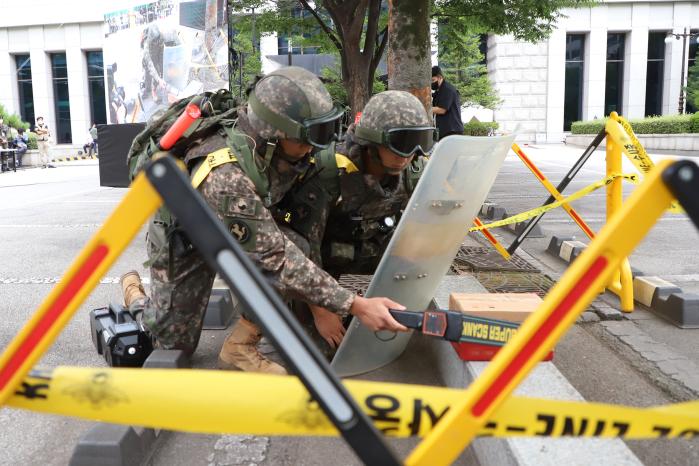 육군9보병사단 공병대대 위험성폭발물개척팀이 24일 폭발물 의심물체를 정밀탐색하고 있다. 