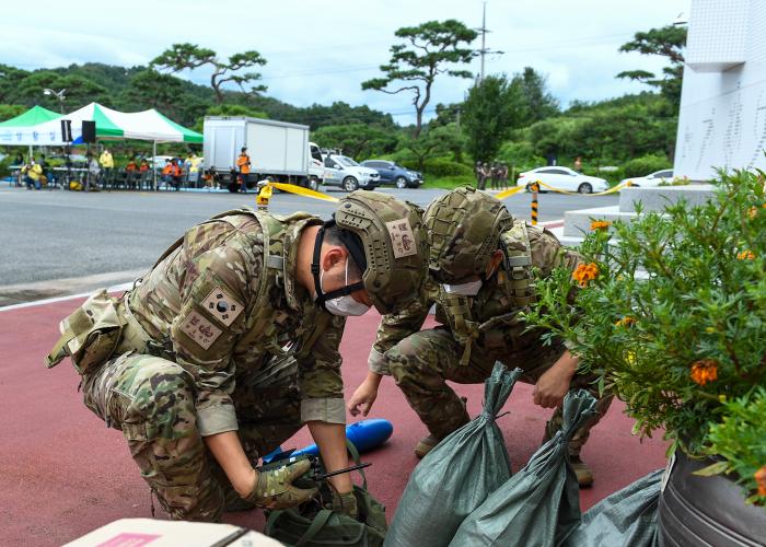 24일 다중이용시설 피폭 대응훈련에서 공군16전투비행단 장병들이 불발탄을 처리하고 있다.