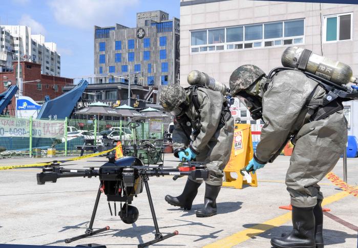 해군진해기지사령부 장병들이 다중이용시설 대테러 훈련에서 화학·생물학작용제 탐지정찰을 하고 있다.  사진 제공=허정범 중사