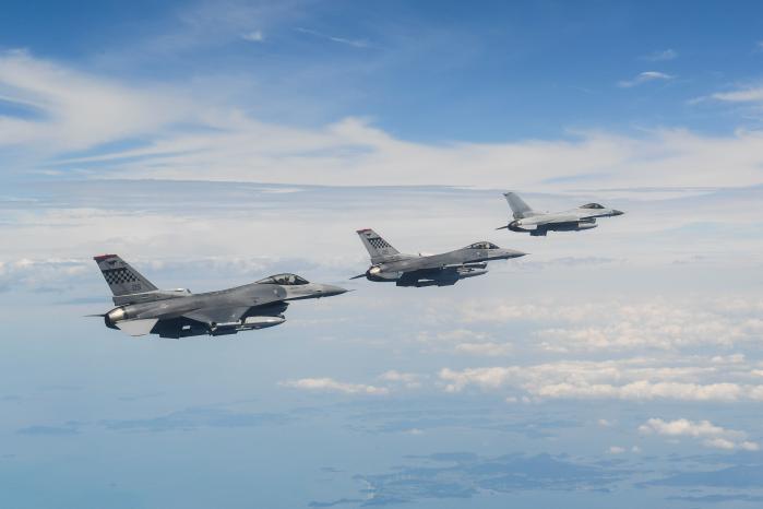 우리 공군 KF-16 전투기와  미 공군 F-16CM 전투기가 25일 진행된 쌍매훈련에서 비행하고 있다.  공군 제공

