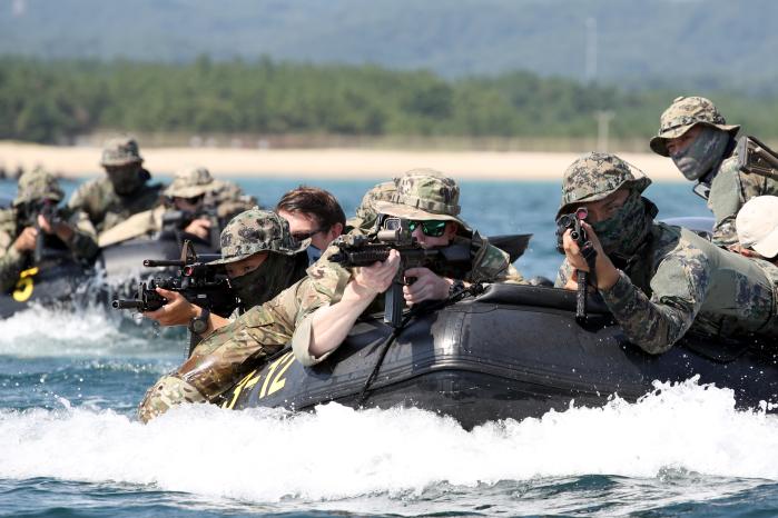 지난 26일 강원도 양양군 일대 해상훈련장에서 진행된 연합·합동 해상침투훈련 예행연습에서 육군특수전사령부 비호부대와 주한미특수전사령부 장병들이 고무보트를 타고 이동하고 있다.