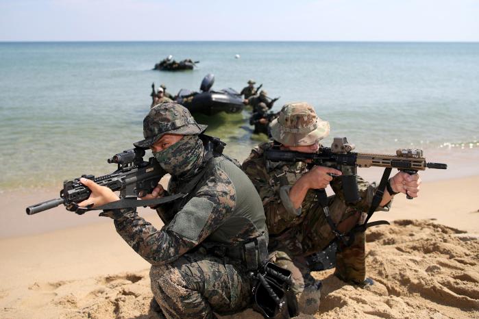 한미 양국 특전요원들이 해안을 경계하는 해상척후조 임무를 수행하는 모습.