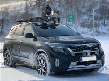 다중센서 데이터 획득장치를 장착한 차량이 열악한 환경에서 무인 자율주행차량의 데이터를 수집하는 모습.  ADD 제공