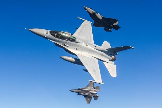 2022년 피치블랙 본 훈련에 앞서 KF-16U 전투기와 호주공군의 F-35A전투기의 우정비행. 공군