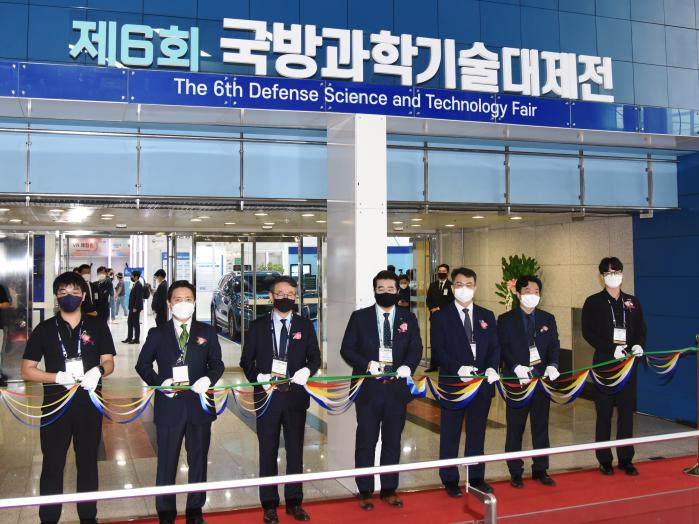 제6회 국방과학기술대제전 주요 내외빈들이 31일 개막식에서 테이프를 자르고 있다.  방사청 제공