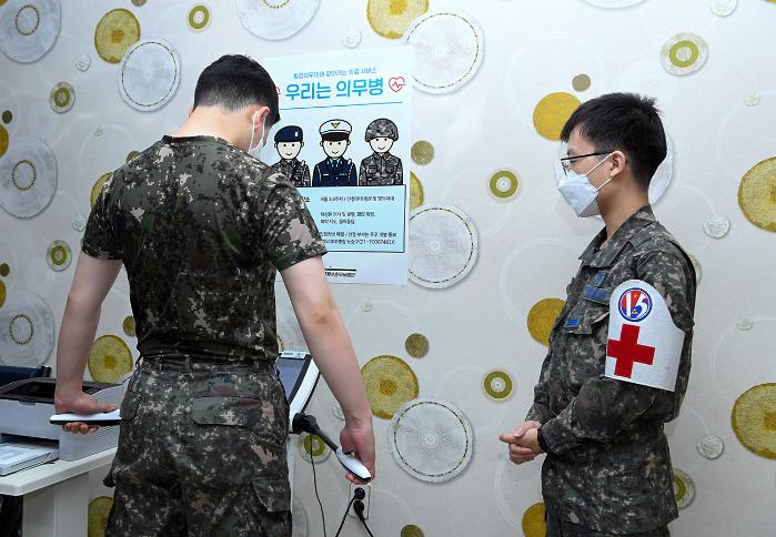 공군15비 항공의무대대 병사가 전우의 체성분을 측정하고 있다. 사진 제공=박민건 하사