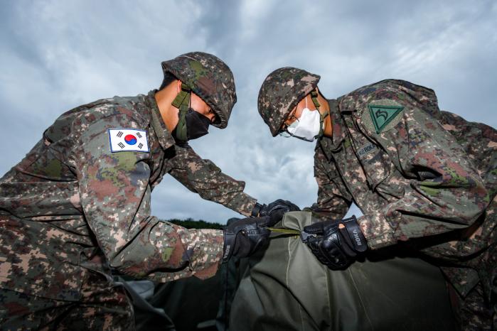 우리 군은 11호 태풍 힌남노 북상에 대비해 재난대책본부를 가동하고, 취약 요소를 보완하는 등 피해 예방에 심혈을 기울이고 있다. 육군53보병사단 장병들이 5일 강풍 대비 차원에서 장비를 결박하고 있다. 사진 제공=장정우 군무주무관