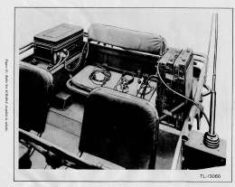 미 육군 기술교범에서 설명된 SCR-694무전기. 아래 사진은 차량에 장착된 모습이다.